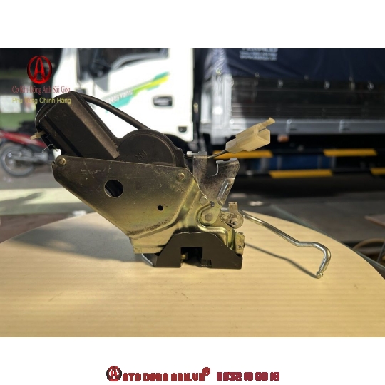 Cơ cấu khóa ngậm cửa cabin xe tải van DongBen SRM X30, SRM T30 hàng chính hãng