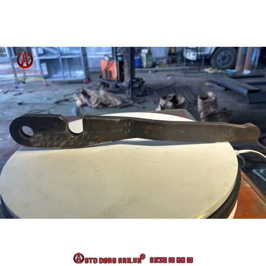 Tay gài cửa thùng xe ben bằng sắt cắt CNC
